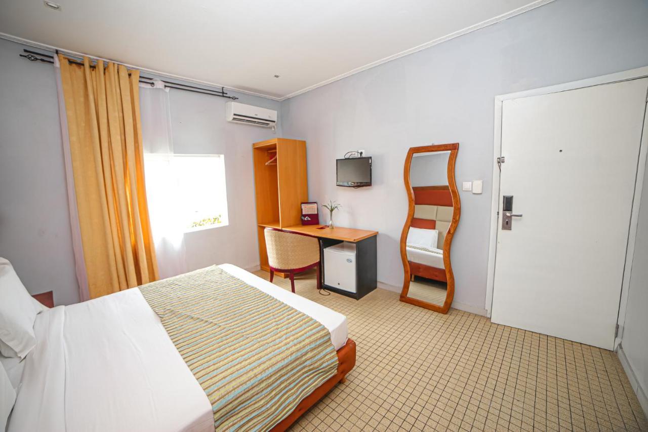 Fini Hotel Bobende Limbe Εξωτερικό φωτογραφία