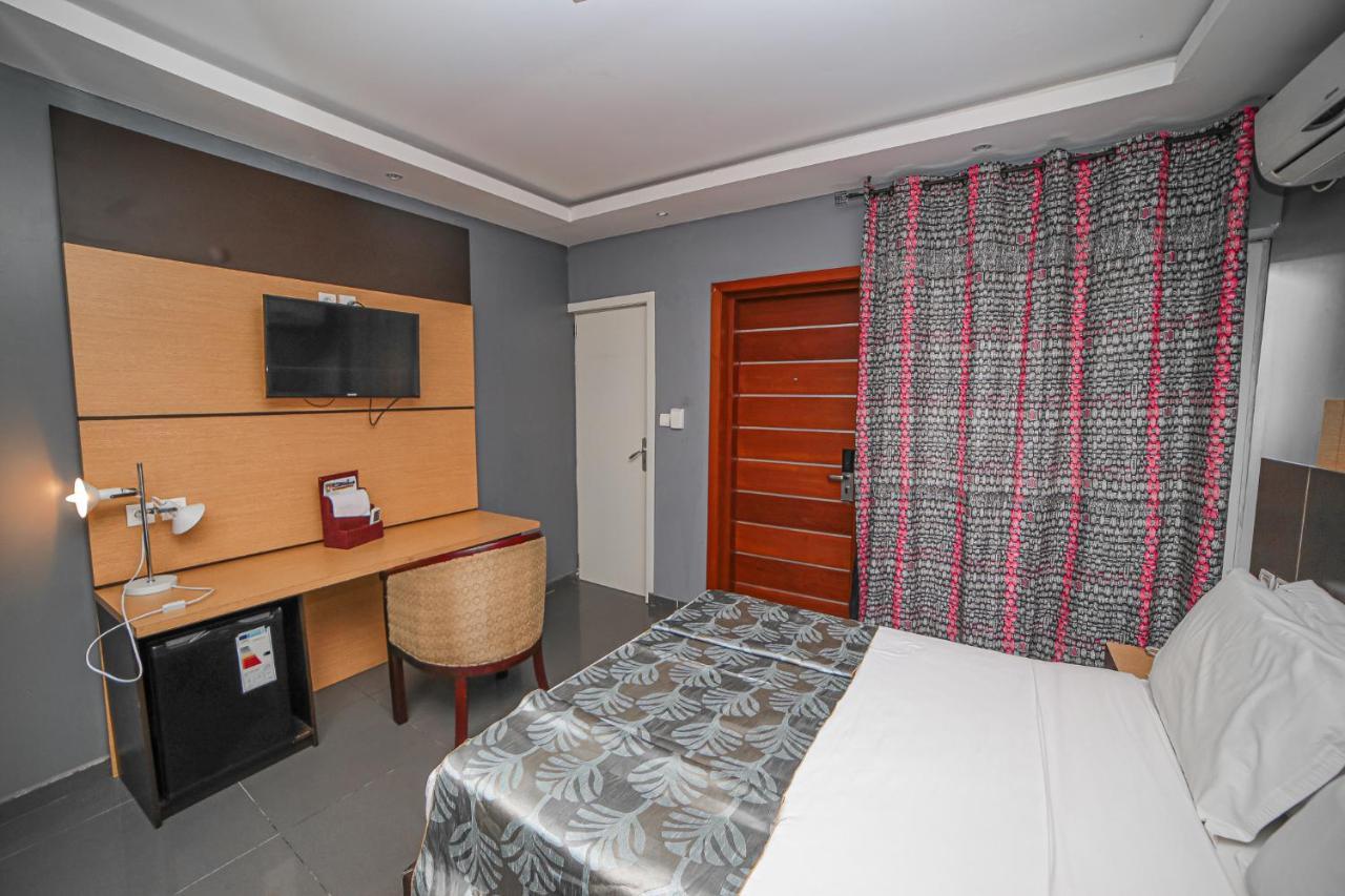 Fini Hotel Bobende Limbe Εξωτερικό φωτογραφία