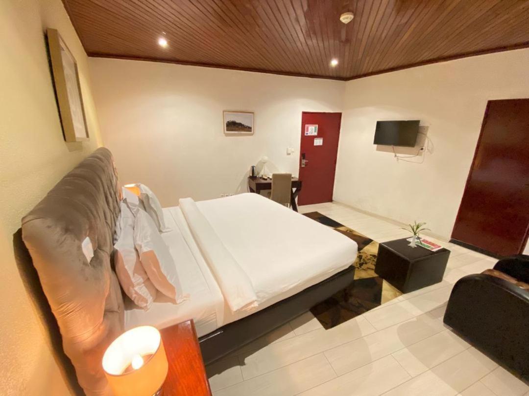 Fini Hotel Bobende Limbe Εξωτερικό φωτογραφία